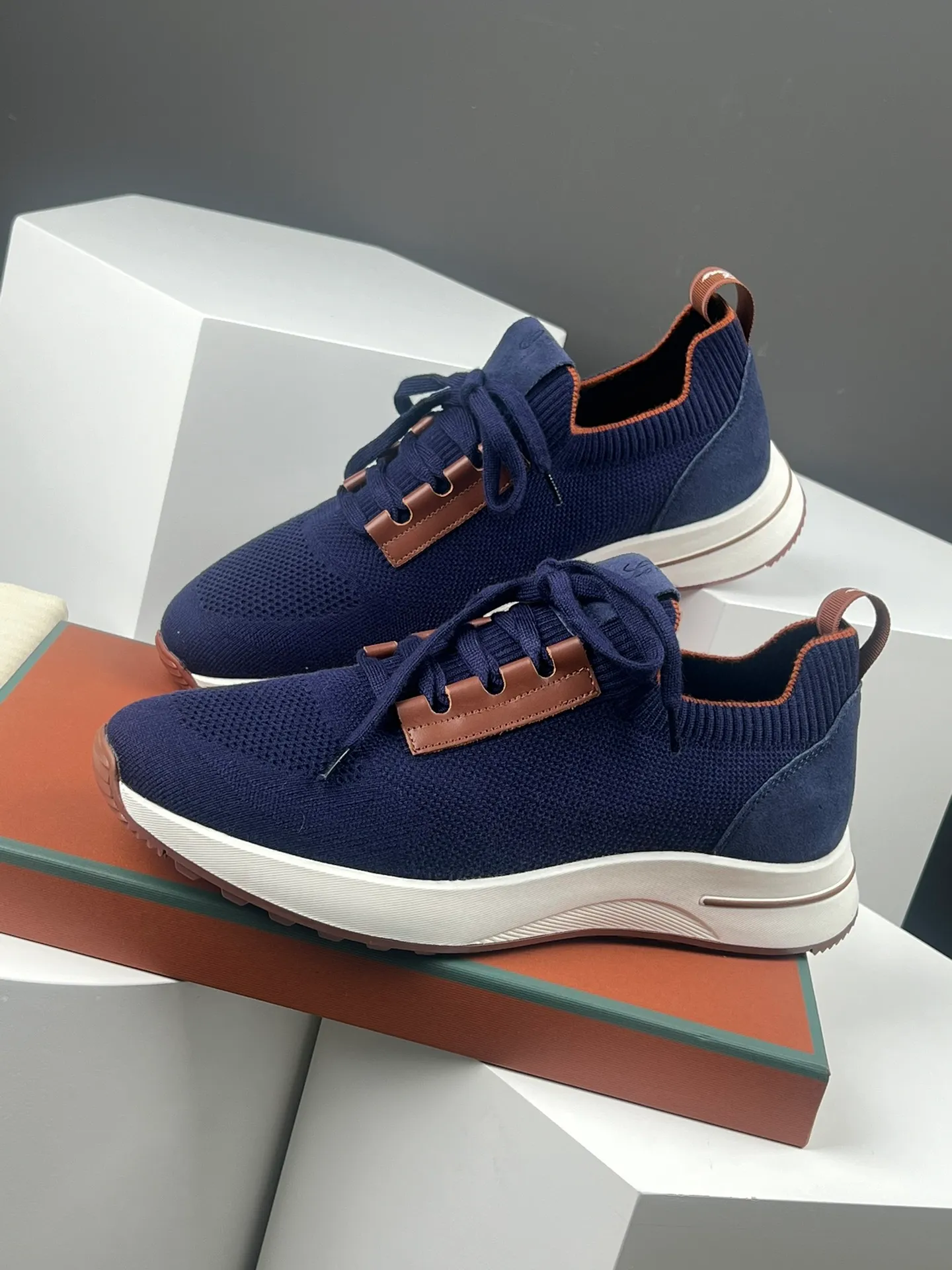 Factory price 420💰L men's shoes💰New product on sale Loro men's shoes💰iana knitted sneakers｜Made of Wish wool blended fabric｜The upper is made of unique knitted fabric production technology｜Comprehensive one-to-one restoration of the counter process｜Additional original molded rubber three-color combination technology outsole｜Size: 39-44 (customized at 45.46)